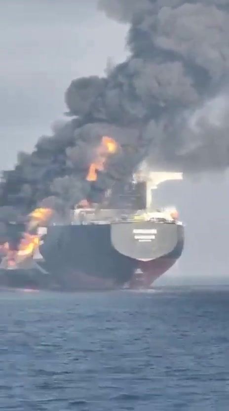 The tanker „Adalynn“ is burning in the Gulf of Oman after being rammed by the tanker „Front Eagle“. What is interesting is that the Adalyn is part of Russia‘s shadow fleet