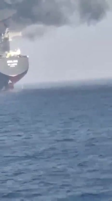 The tanker „Adalynn“ is burning in the Gulf of Oman after being rammed by the tanker „Front Eagle“. What is interesting is that the Adalyn is part of Russia‘s shadow fleet