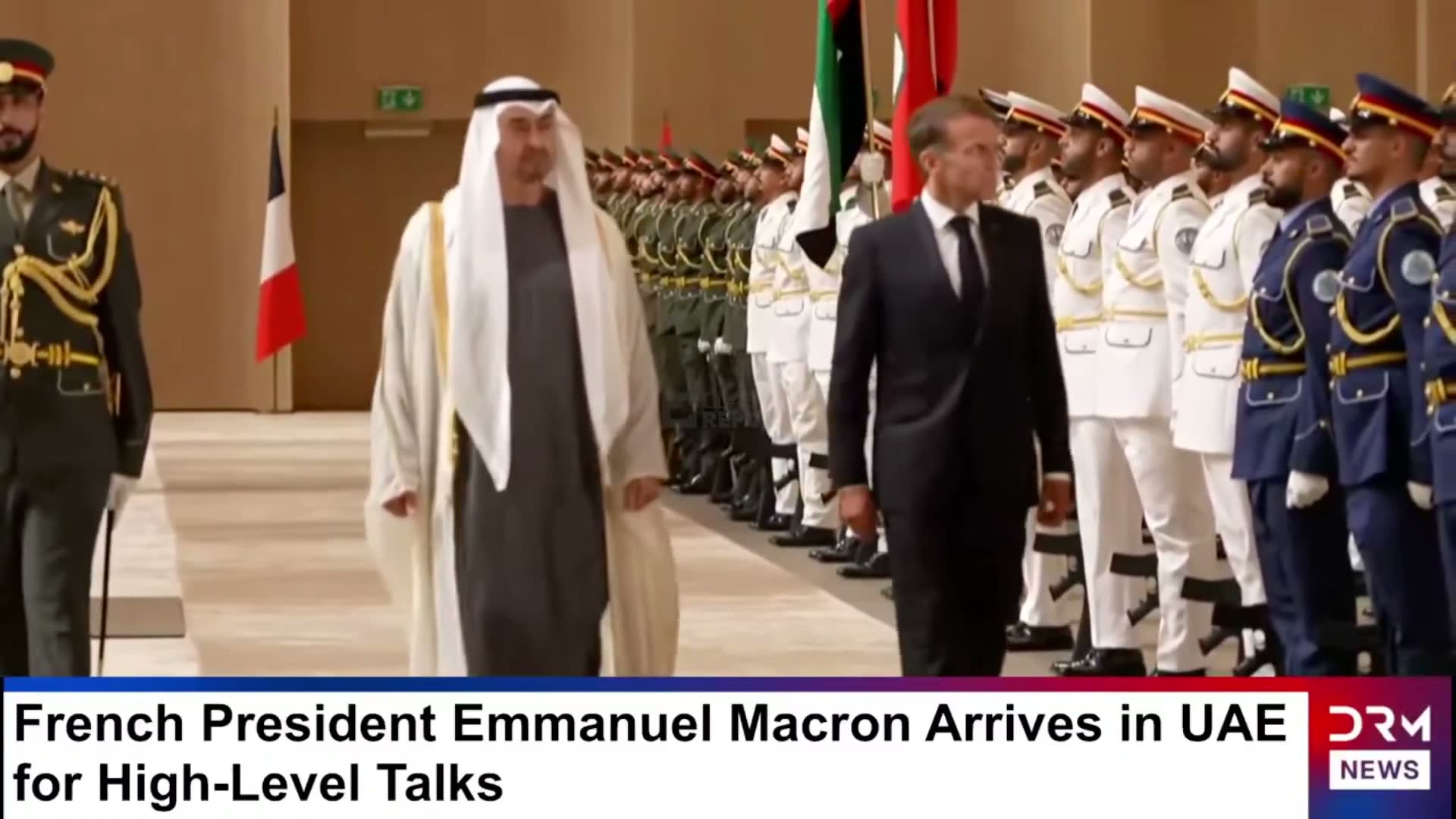 Le président français Macron est aux Émirats arabes unis, inspectant des troupes avec MBZ.