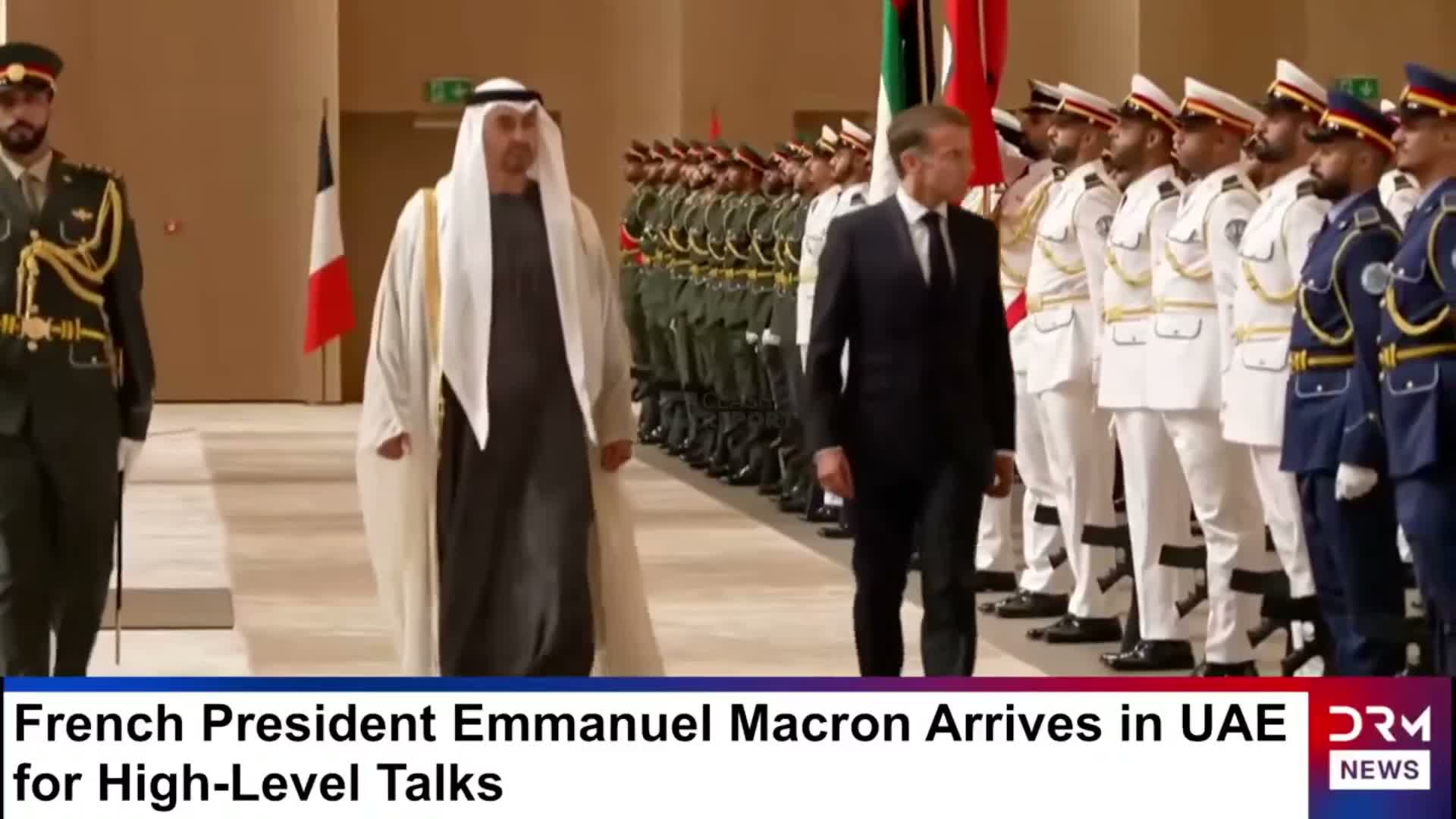 Le président français Macron est aux Émirats arabes unis, inspectant des troupes avec MBZ.