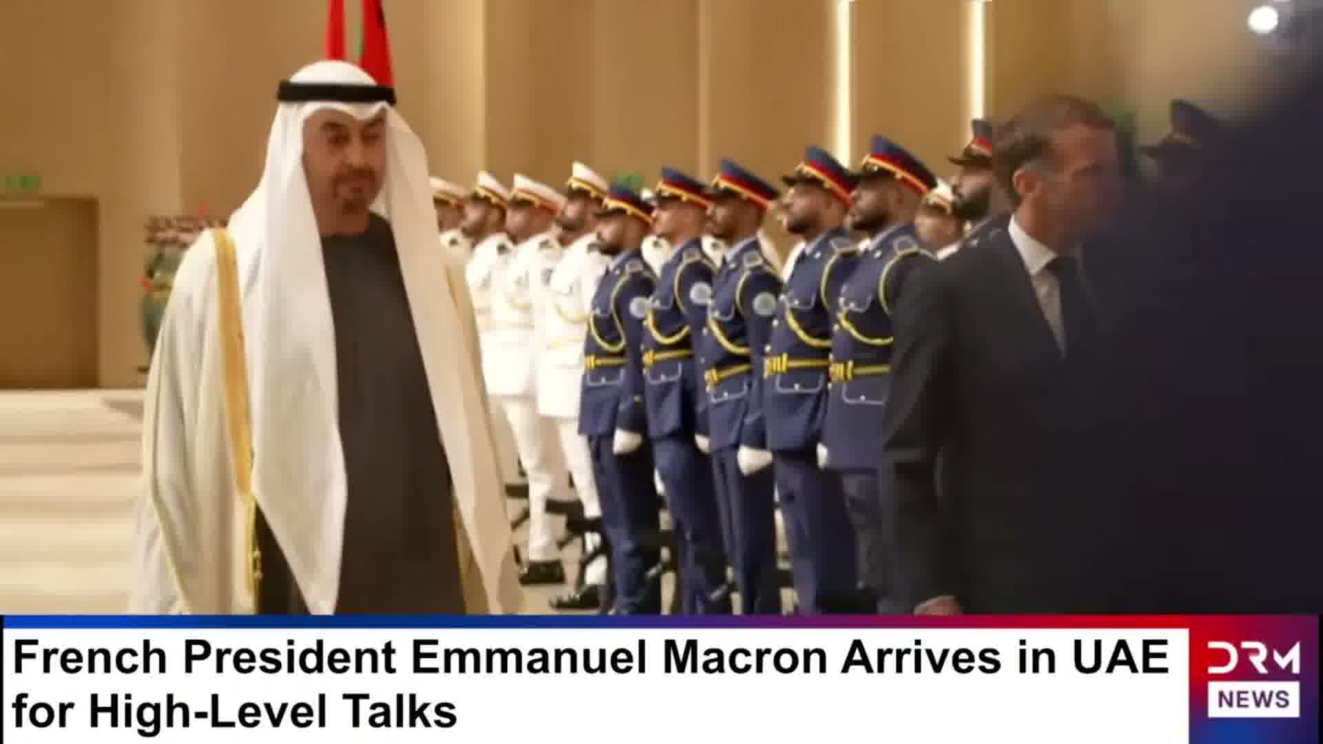 Le président français Macron est aux Émirats arabes unis, inspectant des troupes avec MBZ.