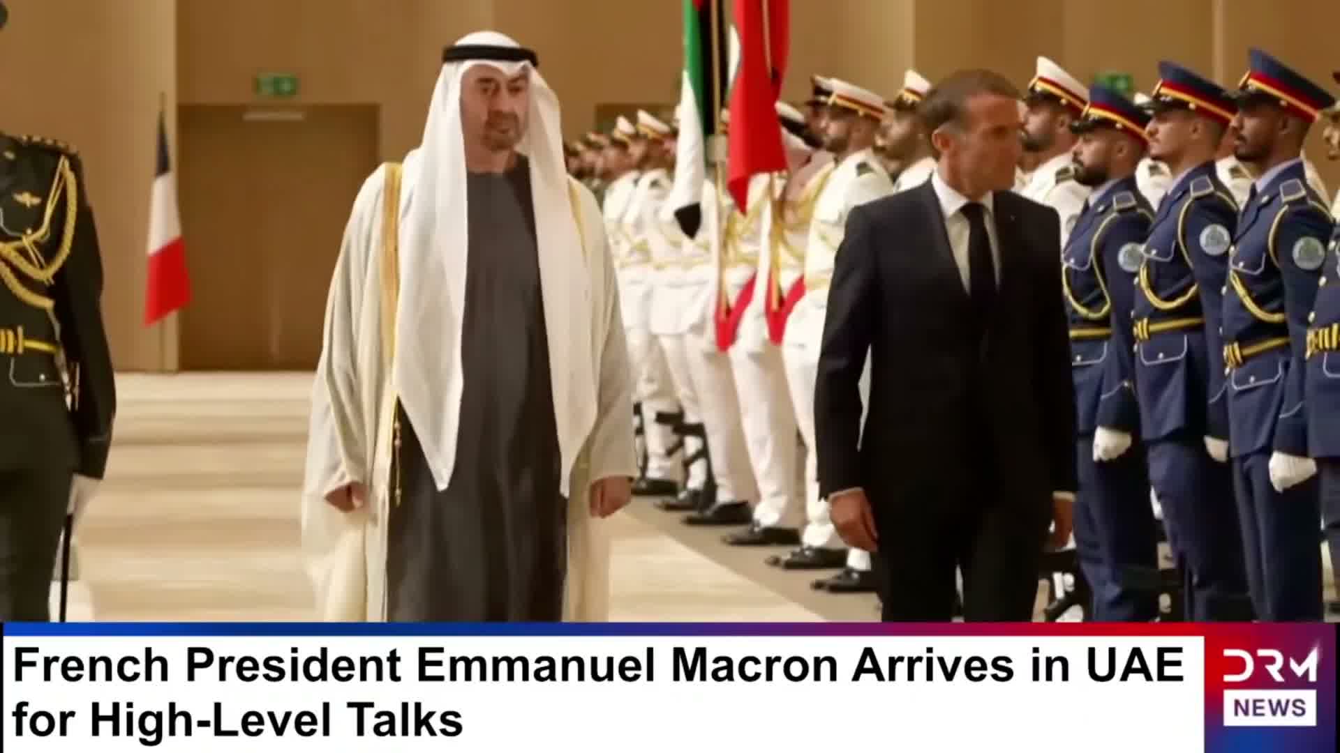 Le président français Macron est aux Émirats arabes unis, inspectant des troupes avec MBZ.