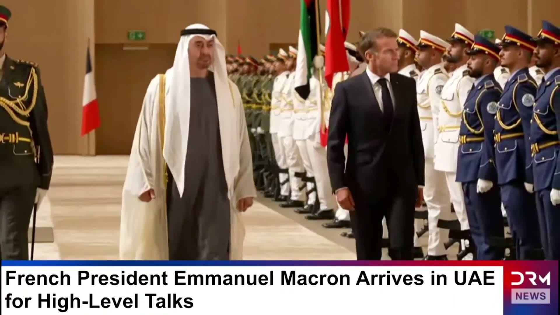 Le président français Macron est aux Émirats arabes unis, inspectant des troupes avec MBZ.